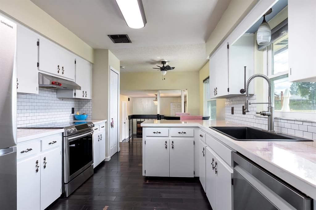 Под контрактом: $435,000 (3 спален, 2 ванн, 1984 Квадратных фут)