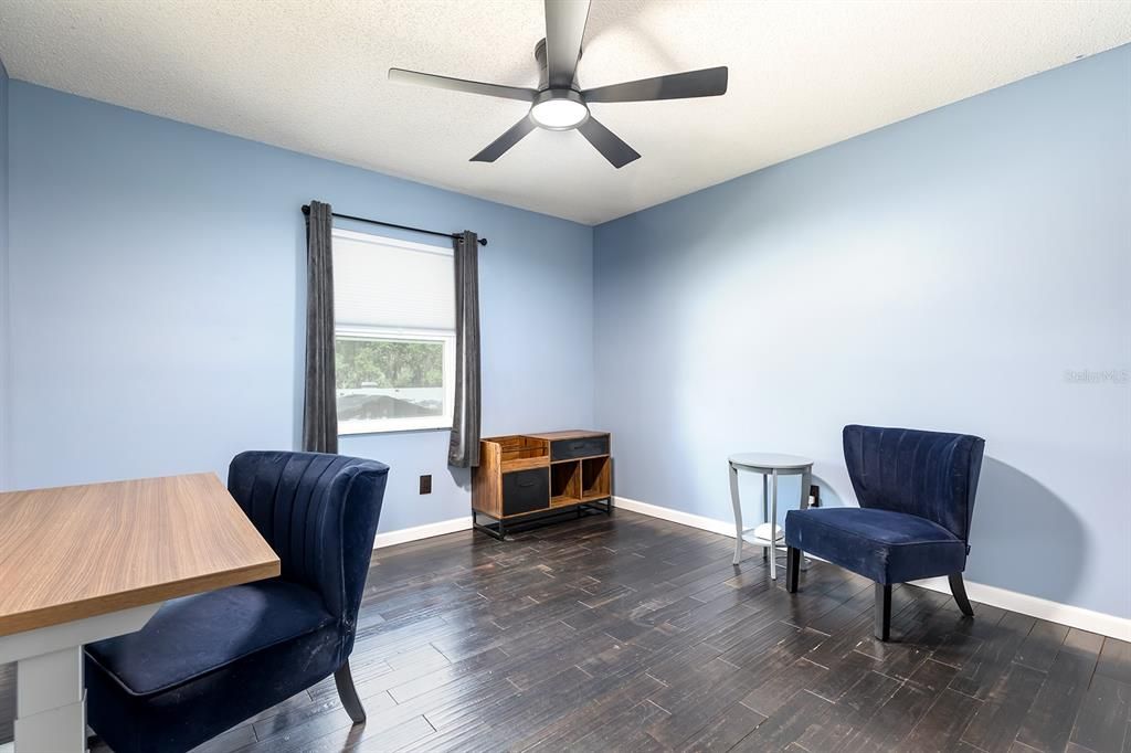 Под контрактом: $435,000 (3 спален, 2 ванн, 1984 Квадратных фут)