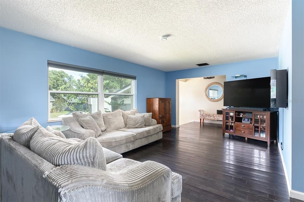 Под контрактом: $435,000 (3 спален, 2 ванн, 1984 Квадратных фут)