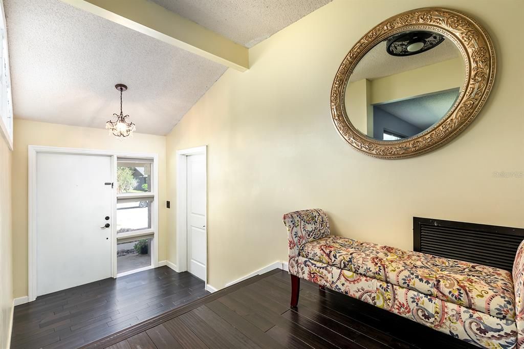 Под контрактом: $435,000 (3 спален, 2 ванн, 1984 Квадратных фут)