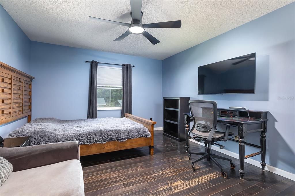 Под контрактом: $435,000 (3 спален, 2 ванн, 1984 Квадратных фут)