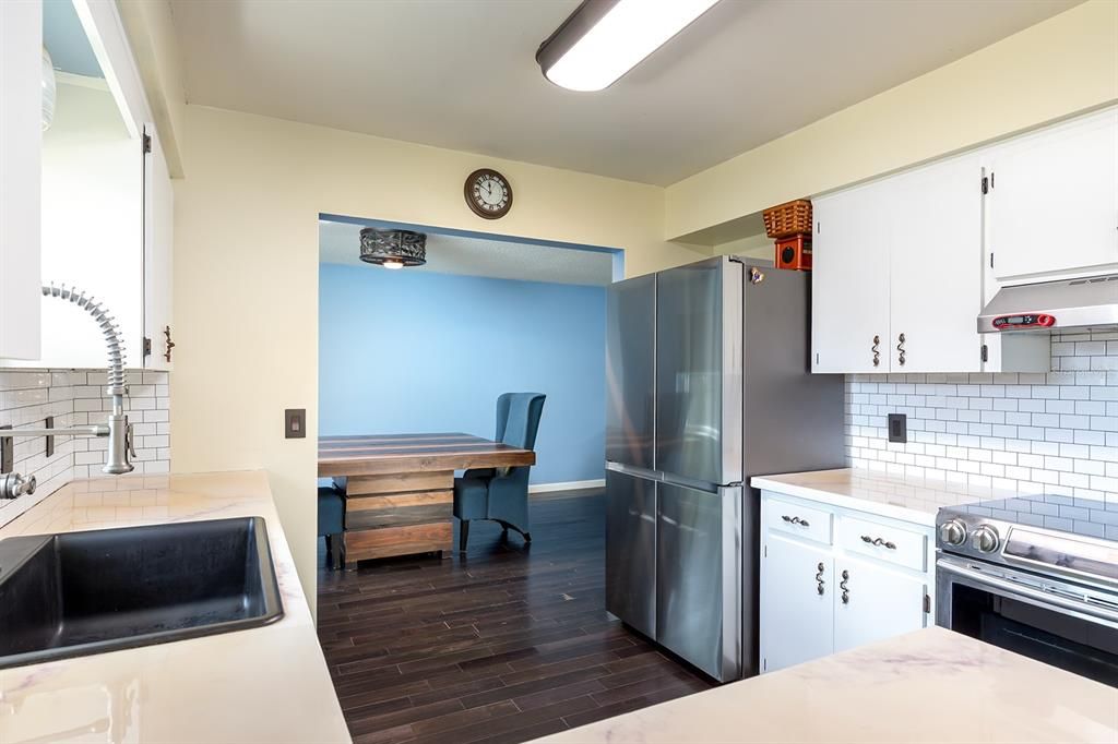 Под контрактом: $435,000 (3 спален, 2 ванн, 1984 Квадратных фут)