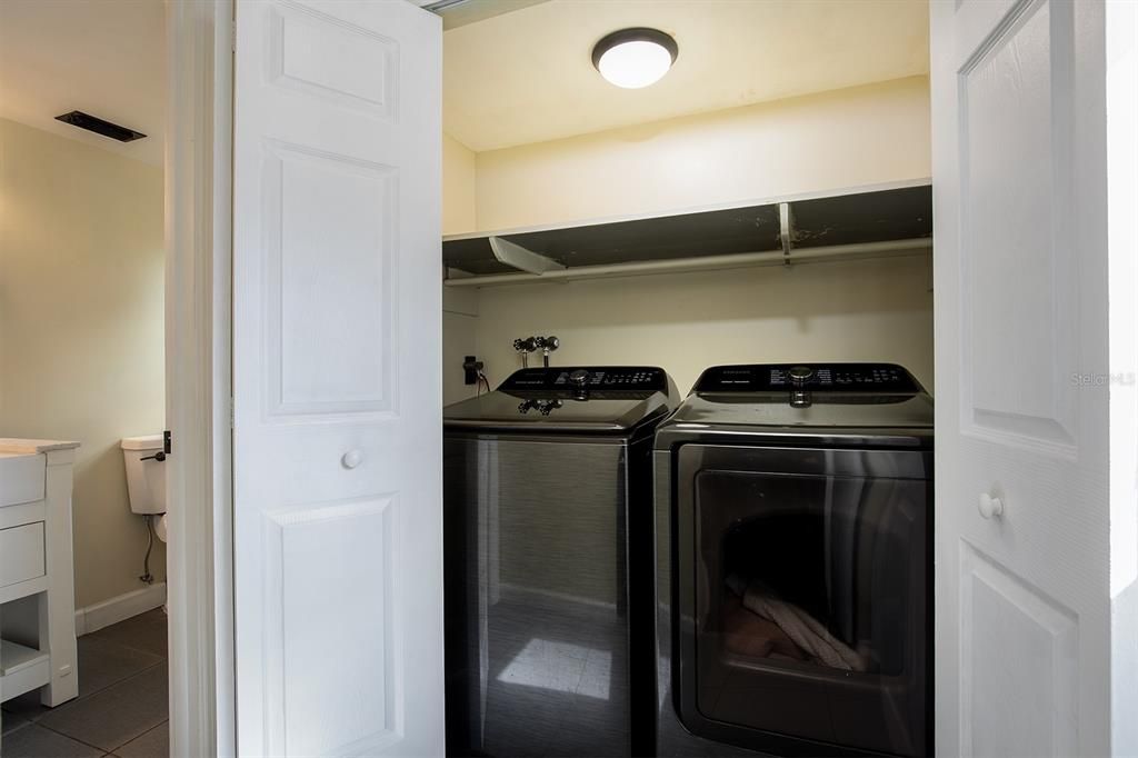 Под контрактом: $435,000 (3 спален, 2 ванн, 1984 Квадратных фут)