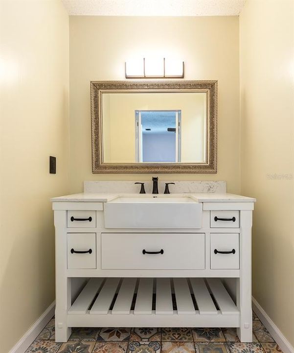 Под контрактом: $435,000 (3 спален, 2 ванн, 1984 Квадратных фут)