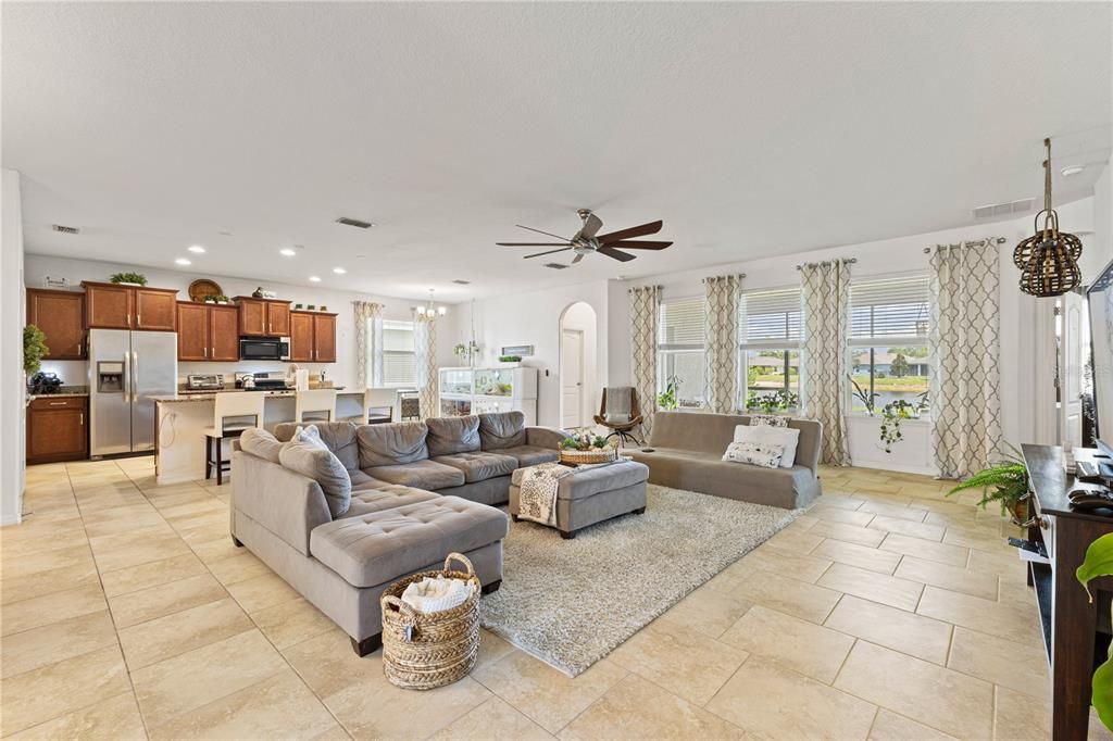 En Venta: $478,000 (4 camas, 3 baños, 2345 Pies cuadrados)