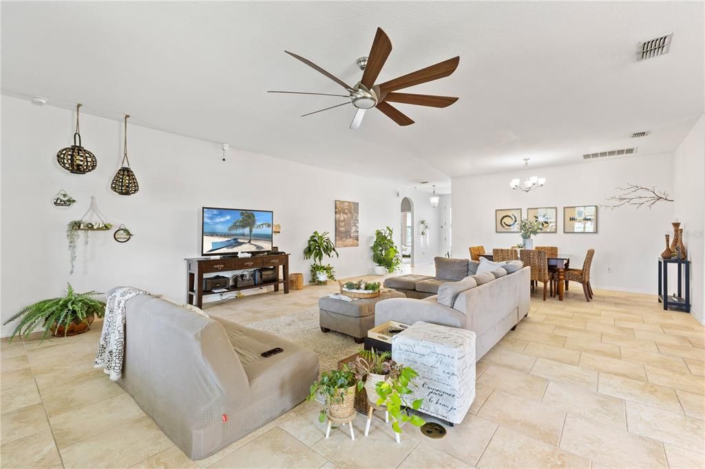 En Venta: $478,000 (4 camas, 3 baños, 2345 Pies cuadrados)