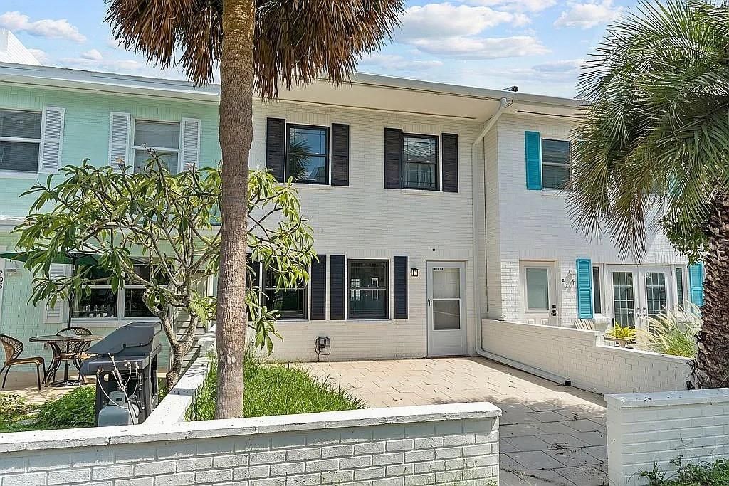 For Sale: $445,000 (2 beds, 2 baths, 1152 Square Feet)