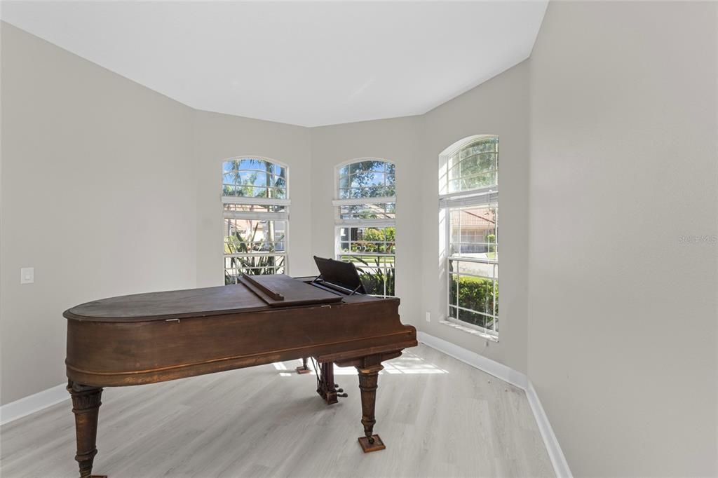 For Sale: $935,000 (5 beds, 4 baths, 3934 Square Feet)