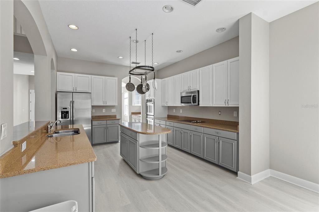 For Sale: $935,000 (5 beds, 4 baths, 3934 Square Feet)