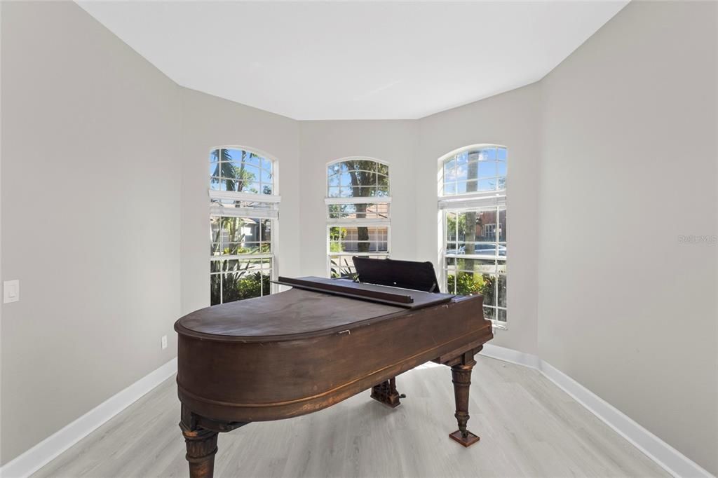 For Sale: $935,000 (5 beds, 4 baths, 3934 Square Feet)