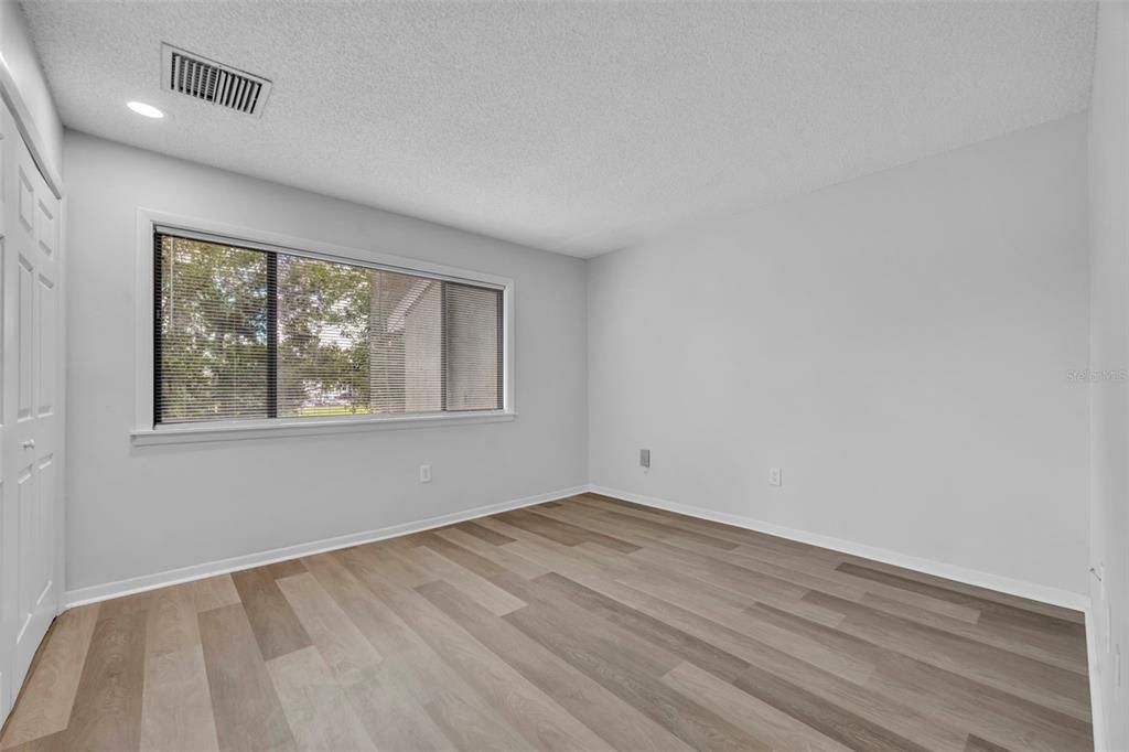 For Sale: $185,000 (2 beds, 1 baths, 999 Square Feet)