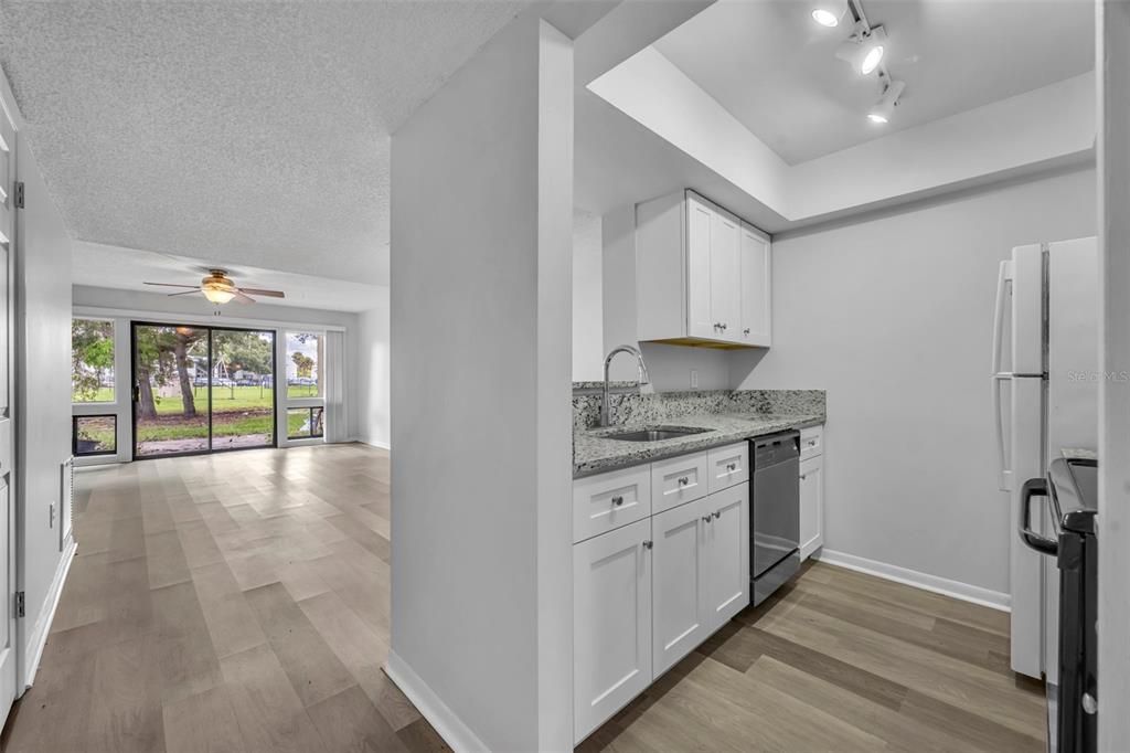 For Sale: $185,000 (2 beds, 1 baths, 999 Square Feet)