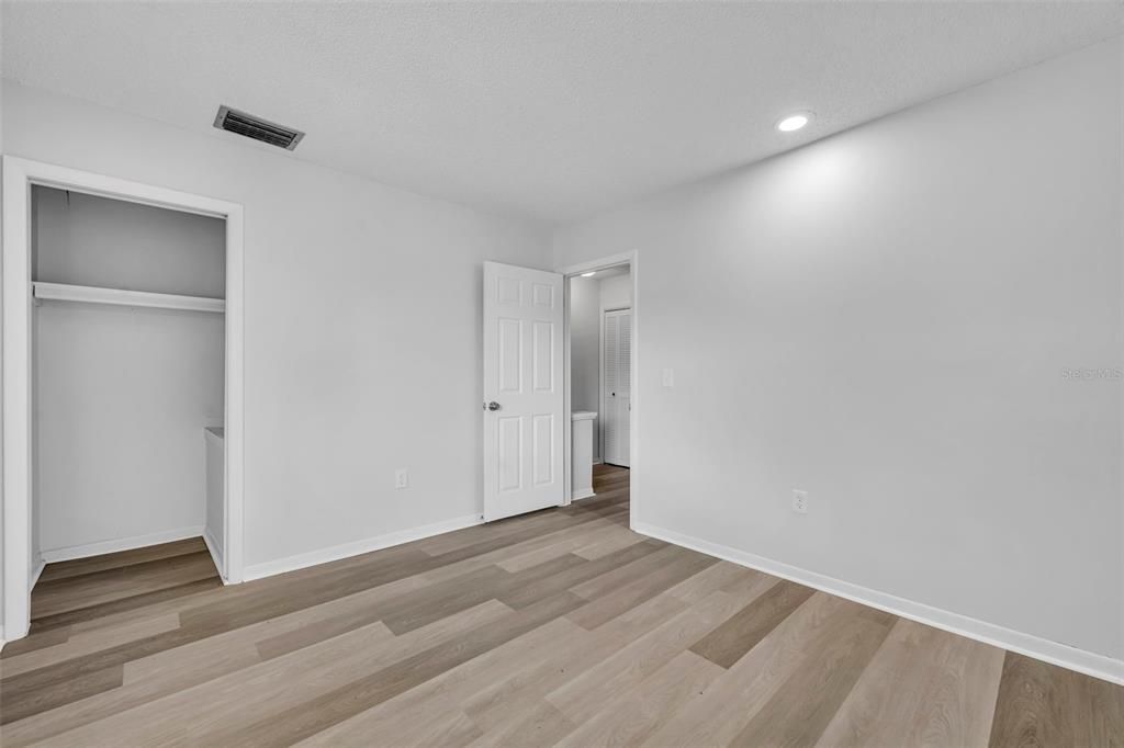 For Sale: $185,000 (2 beds, 1 baths, 999 Square Feet)