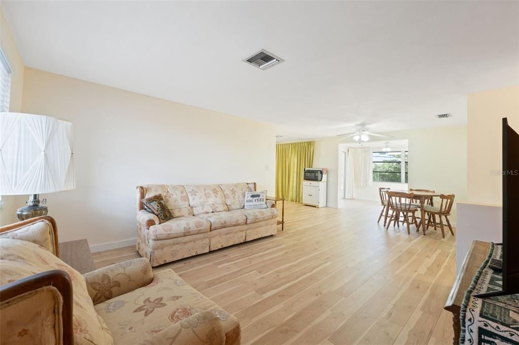 Под контрактом: $195,000 (2 спален, 1 ванн, 986 Квадратных фут)