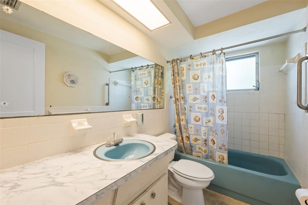 Под контрактом: $195,000 (2 спален, 1 ванн, 986 Квадратных фут)