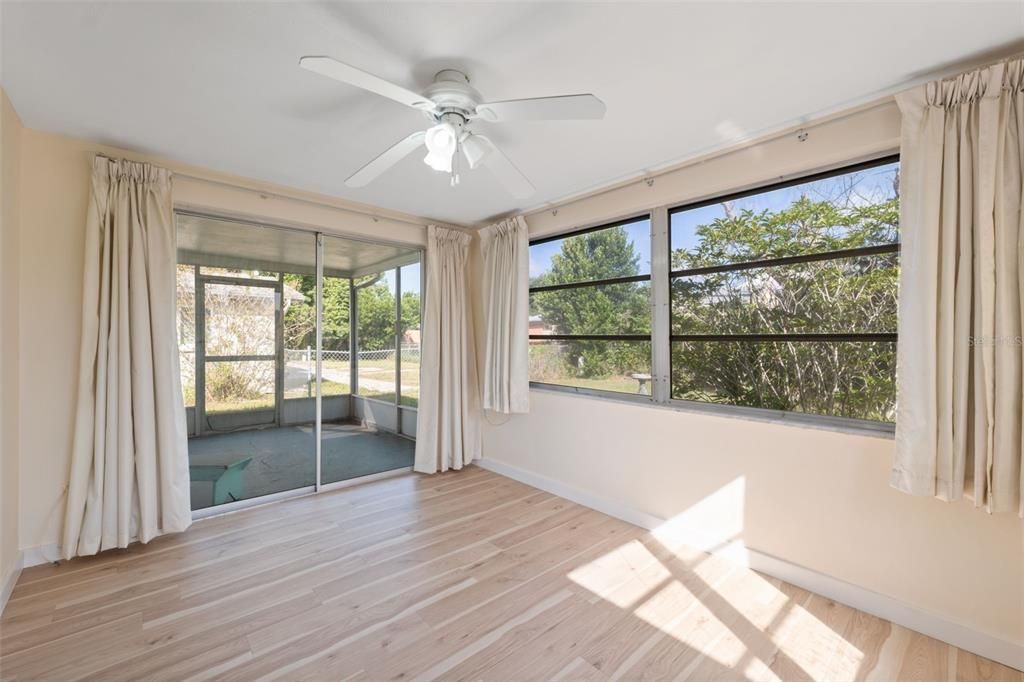 Под контрактом: $195,000 (2 спален, 1 ванн, 986 Квадратных фут)