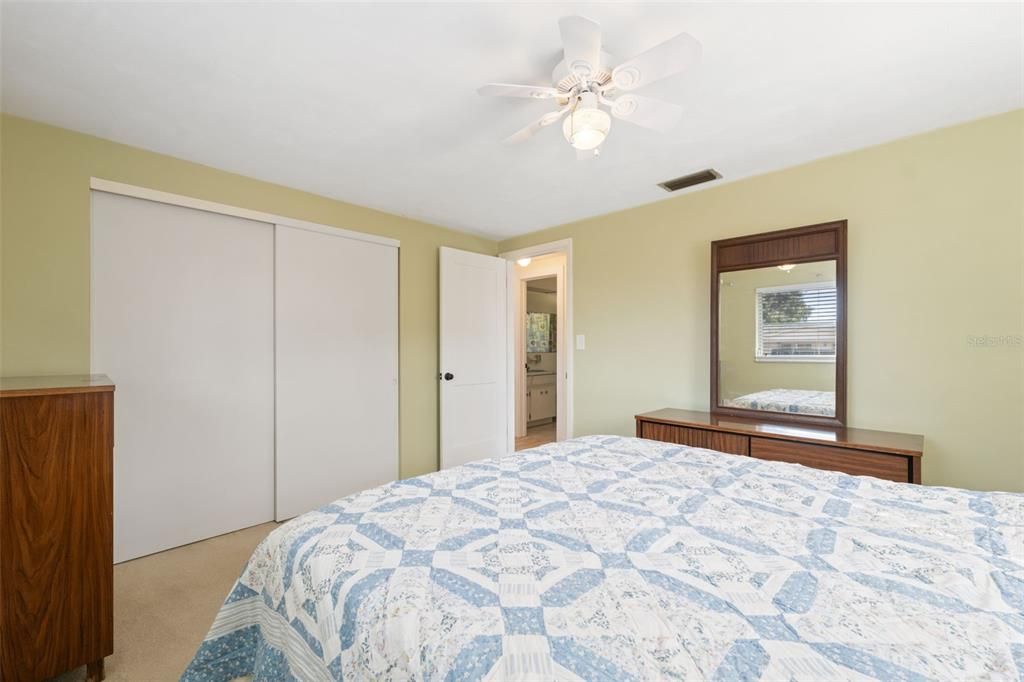 Под контрактом: $195,000 (2 спален, 1 ванн, 986 Квадратных фут)