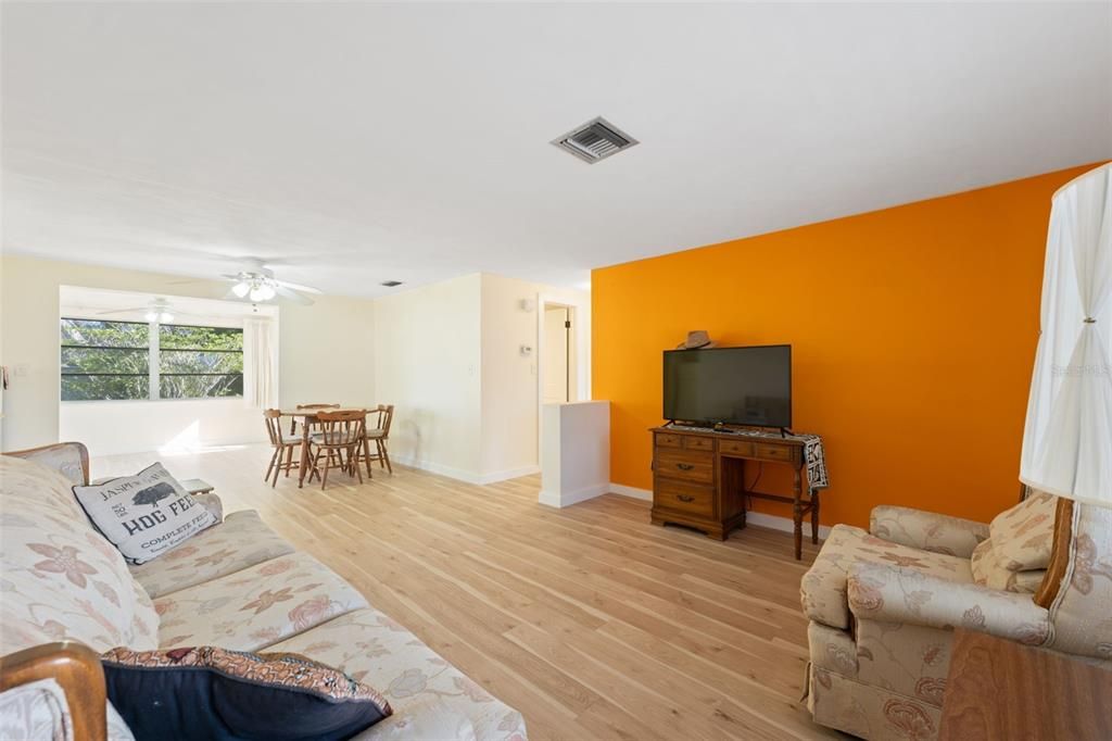 Под контрактом: $195,000 (2 спален, 1 ванн, 986 Квадратных фут)