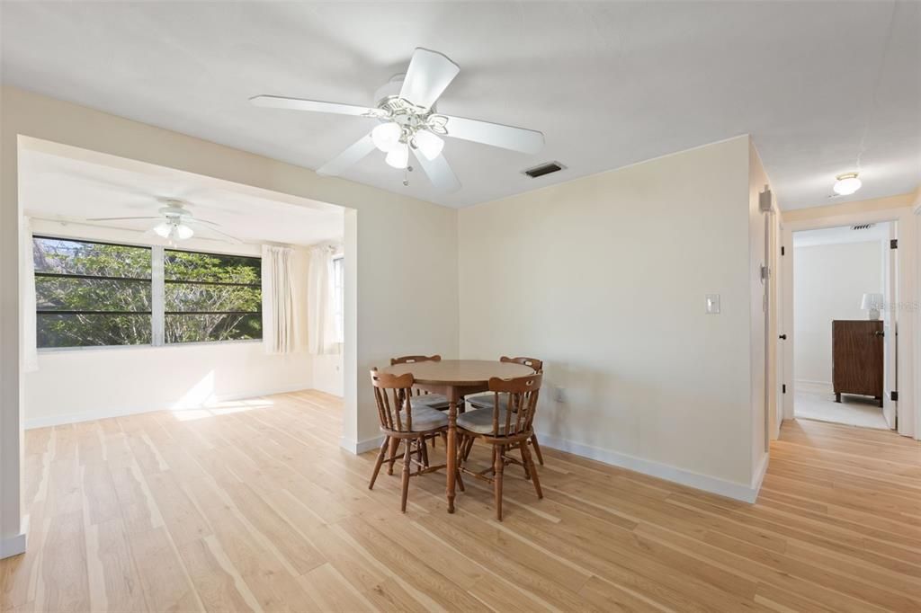 Под контрактом: $195,000 (2 спален, 1 ванн, 986 Квадратных фут)