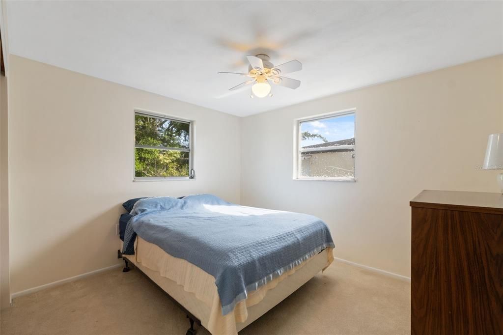 Под контрактом: $195,000 (2 спален, 1 ванн, 986 Квадратных фут)