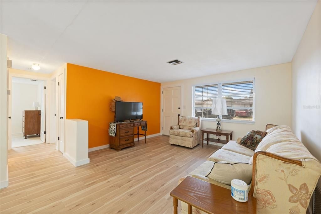 Под контрактом: $195,000 (2 спален, 1 ванн, 986 Квадратных фут)