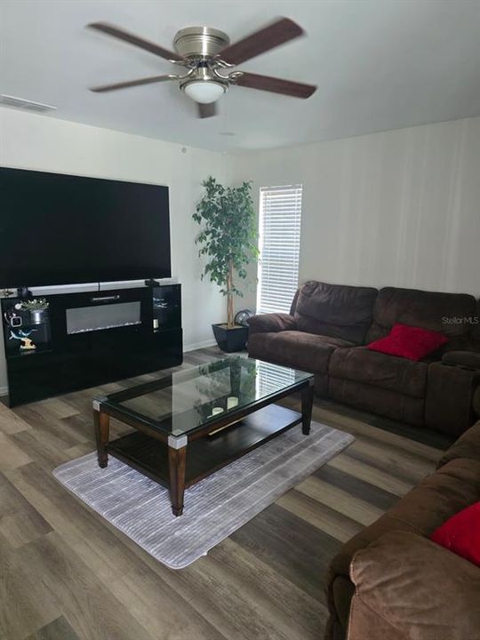 For Sale: $410,000 (3 beds, 2 baths, 1658 Square Feet)