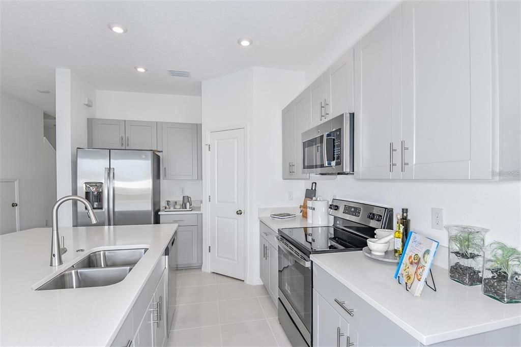 На продажу: $330,000 (3 спален, 2 ванн, 1373 Квадратных фут)