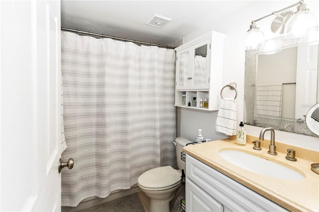 Под контрактом: $209,000 (2 спален, 2 ванн, 900 Квадратных фут)