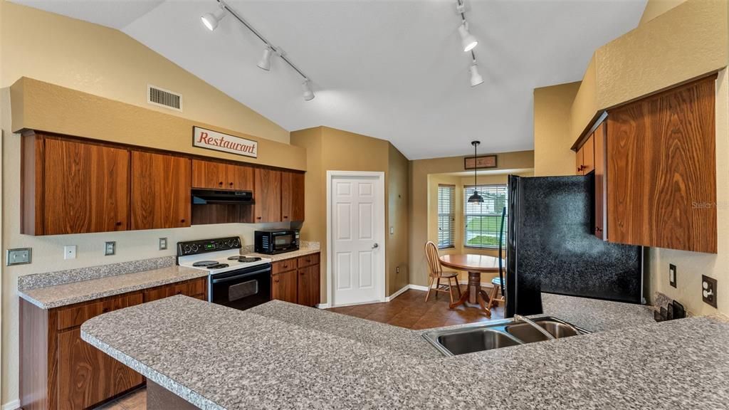 Active With Contract: $290,000 (3 beds, 2 baths, 1432 Square Feet)