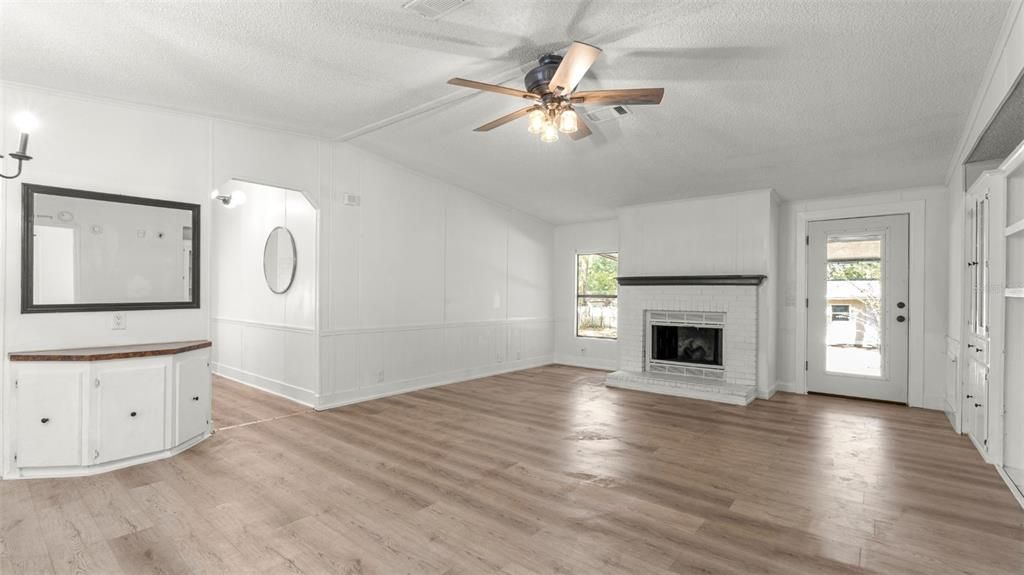 Под контрактом: $174,900 (3 спален, 2 ванн, 1500 Квадратных фут)