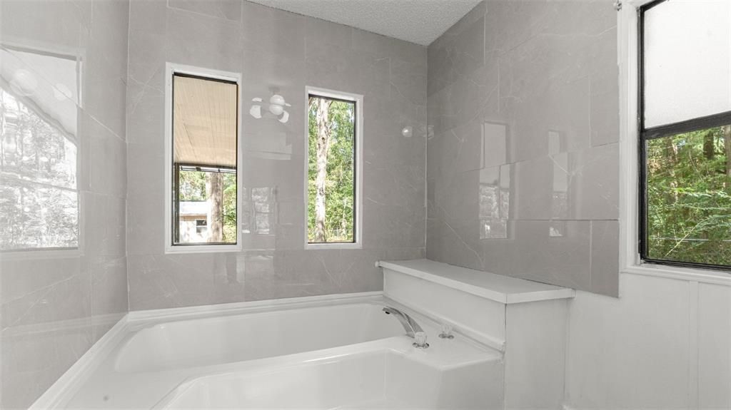 Под контрактом: $174,900 (3 спален, 2 ванн, 1500 Квадратных фут)