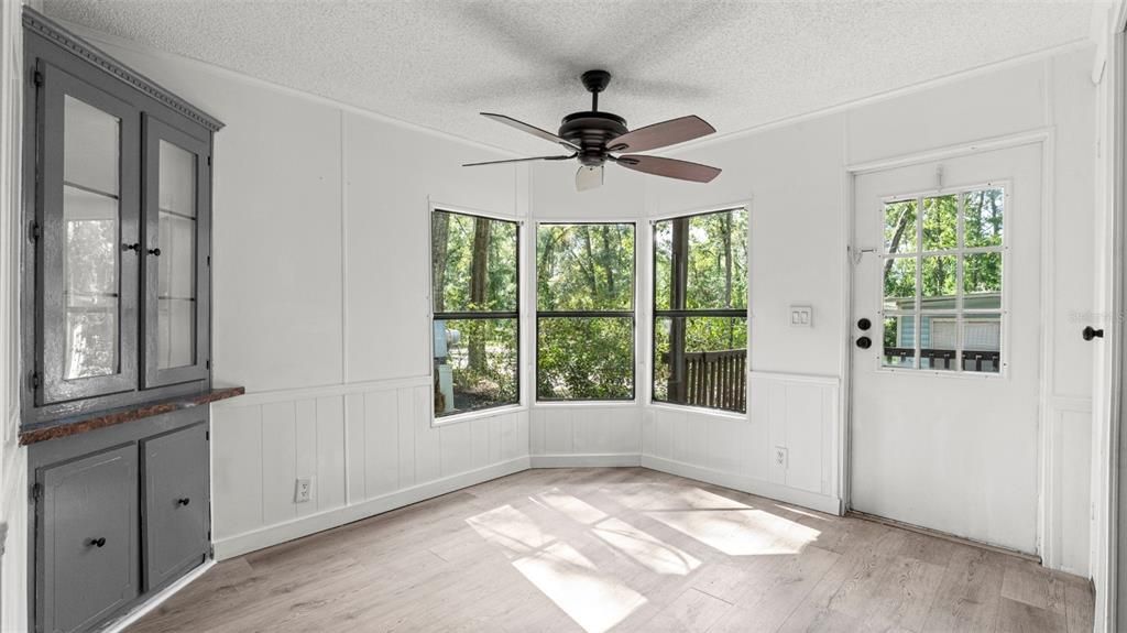 Под контрактом: $174,900 (3 спален, 2 ванн, 1500 Квадратных фут)