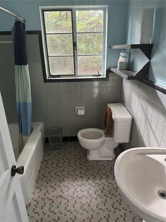 合同活跃: $229,000 (3 贝兹, 1 浴室, 1122 平方英尺)