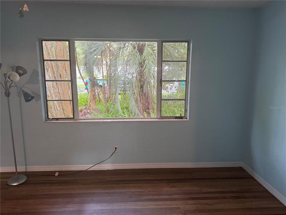 合同活跃: $229,000 (3 贝兹, 1 浴室, 1122 平方英尺)