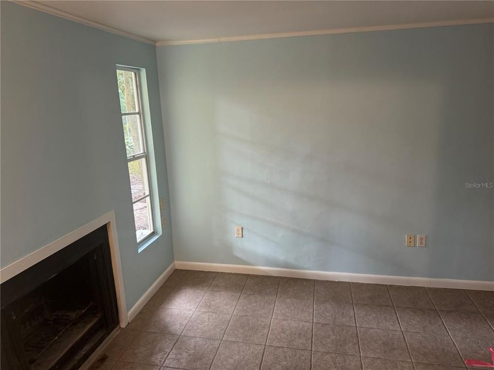 合同活跃: $229,000 (3 贝兹, 1 浴室, 1122 平方英尺)