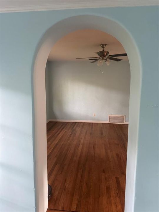 合同活跃: $229,000 (3 贝兹, 1 浴室, 1122 平方英尺)