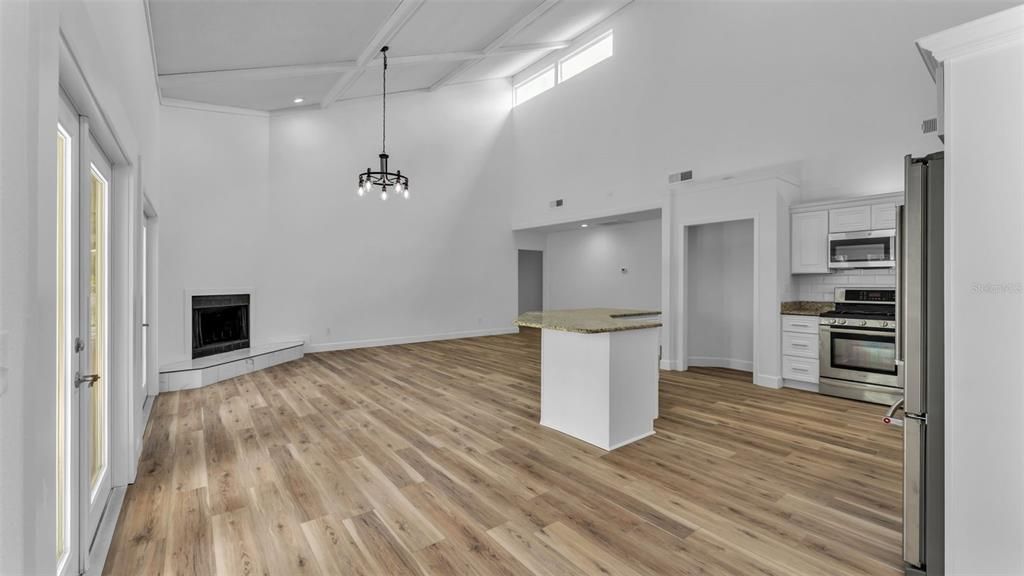 合同活跃: $585,000 (5 贝兹, 3 浴室, 2908 平方英尺)