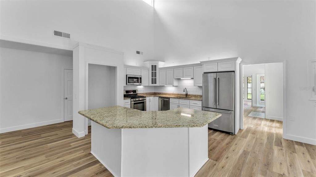 合同活跃: $585,000 (5 贝兹, 3 浴室, 2908 平方英尺)