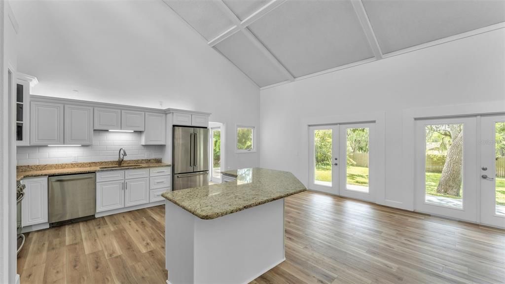 合同活跃: $585,000 (5 贝兹, 3 浴室, 2908 平方英尺)