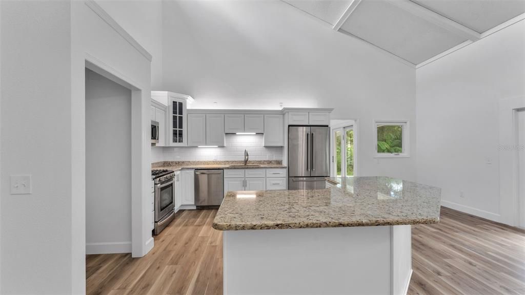 合同活跃: $585,000 (5 贝兹, 3 浴室, 2908 平方英尺)