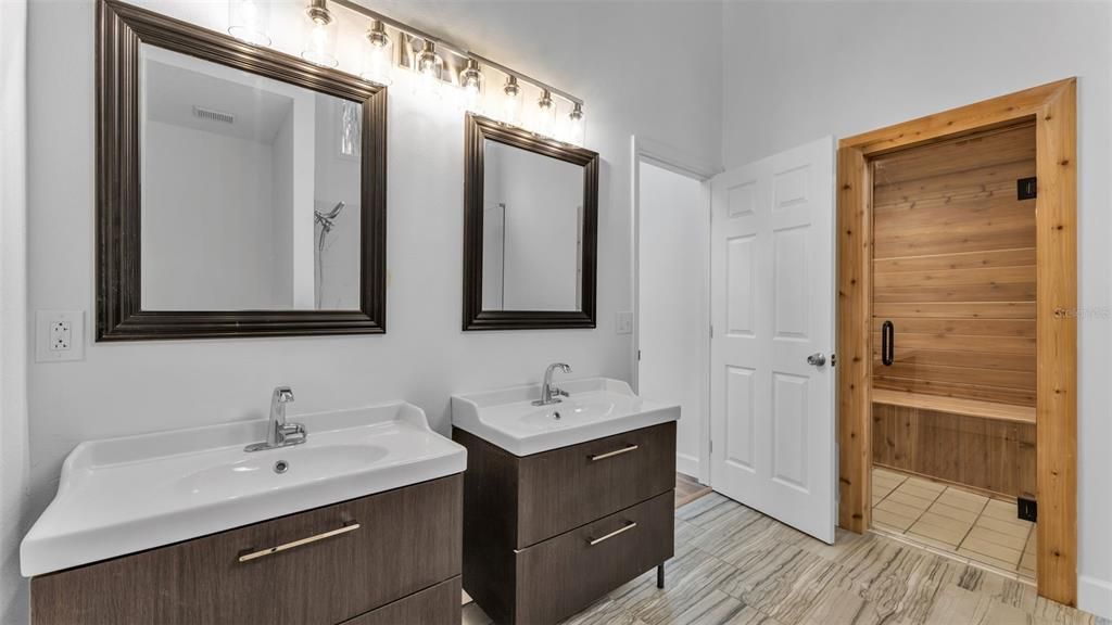 合同活跃: $585,000 (5 贝兹, 3 浴室, 2908 平方英尺)