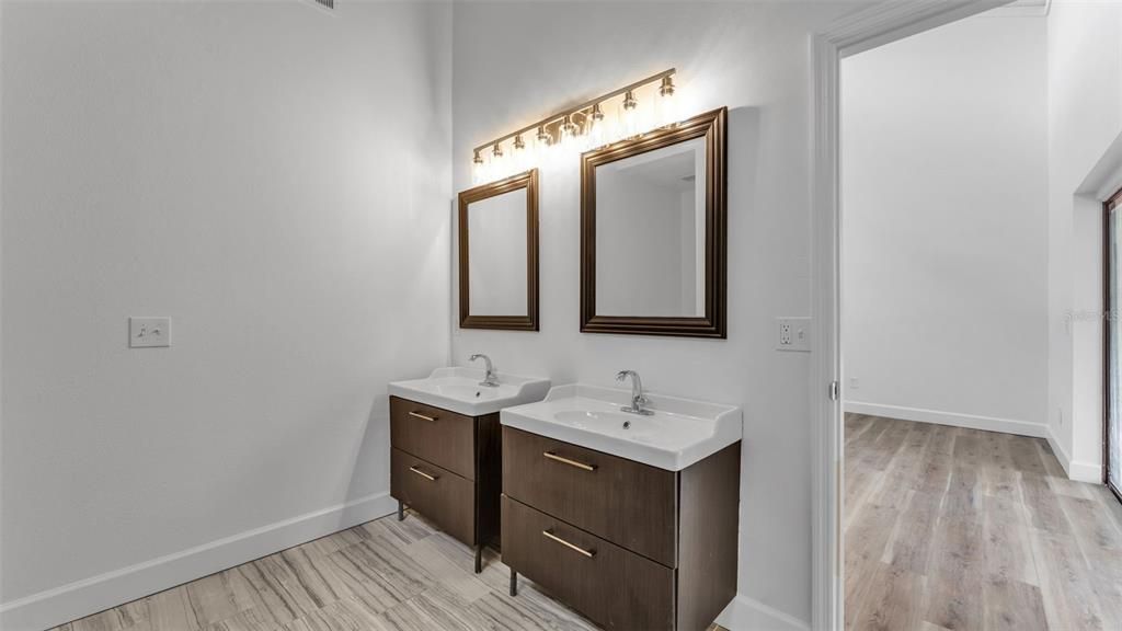 合同活跃: $585,000 (5 贝兹, 3 浴室, 2908 平方英尺)