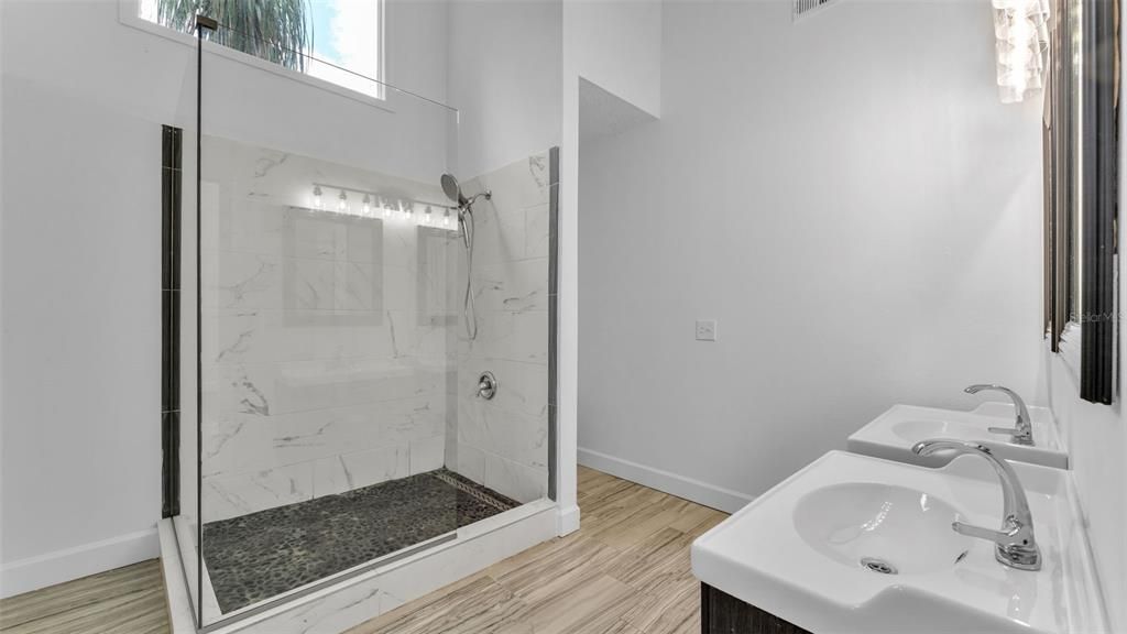 合同活跃: $585,000 (5 贝兹, 3 浴室, 2908 平方英尺)