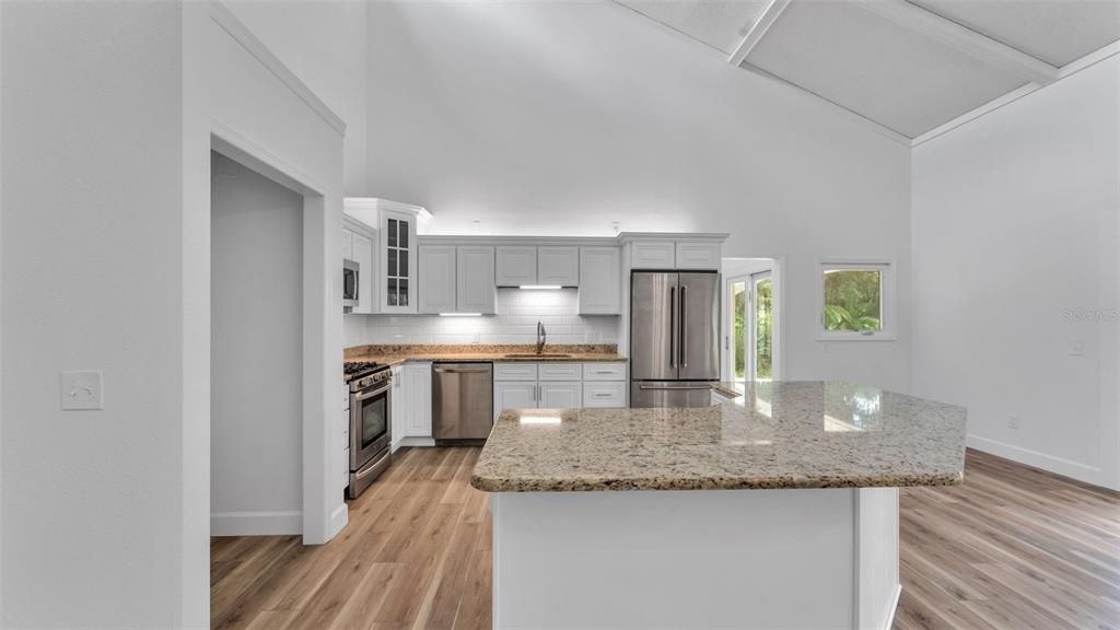 合同活跃: $585,000 (5 贝兹, 3 浴室, 2908 平方英尺)