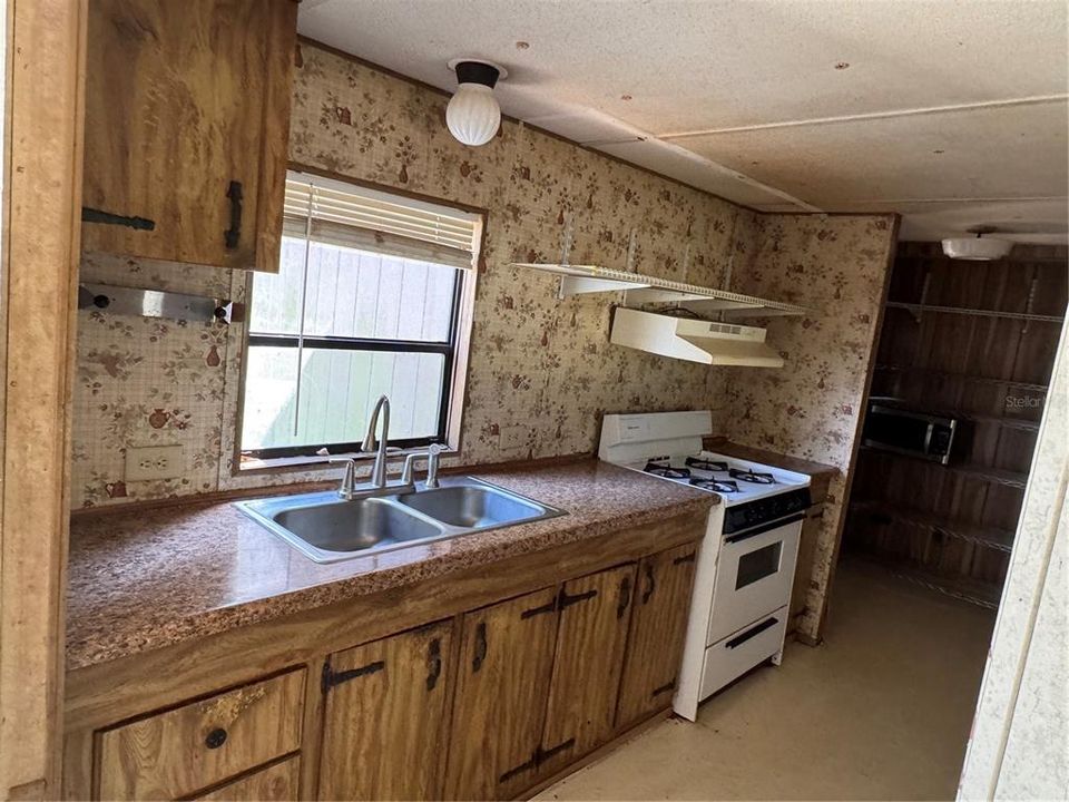 На продажу: $230,000 (3 спален, 2 ванн, 2062 Квадратных фут)