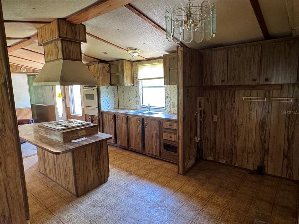 На продажу: $230,000 (3 спален, 2 ванн, 2062 Квадратных фут)