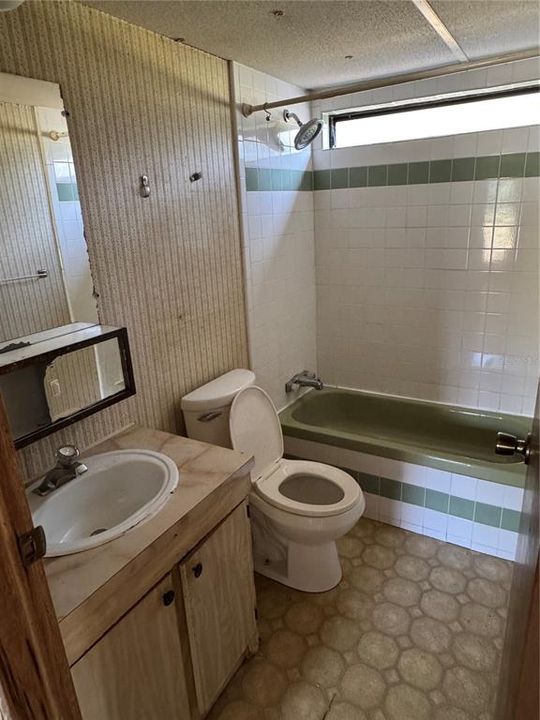 На продажу: $230,000 (3 спален, 2 ванн, 2062 Квадратных фут)