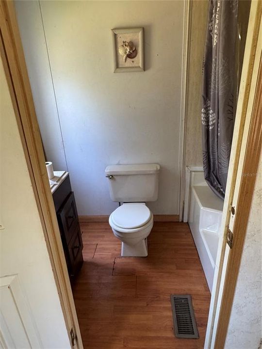 На продажу: $230,000 (3 спален, 2 ванн, 2062 Квадратных фут)