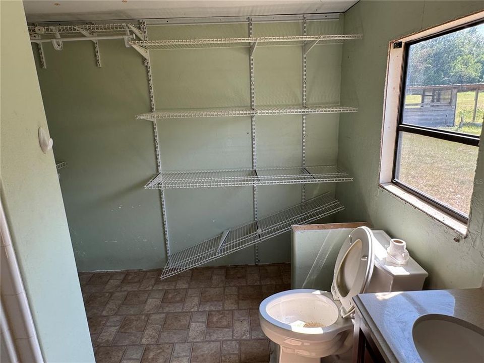 На продажу: $230,000 (3 спален, 2 ванн, 2062 Квадратных фут)