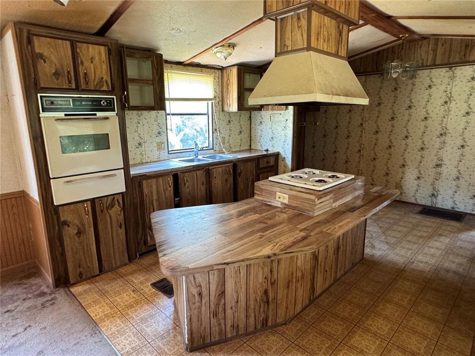 На продажу: $230,000 (3 спален, 2 ванн, 2062 Квадратных фут)